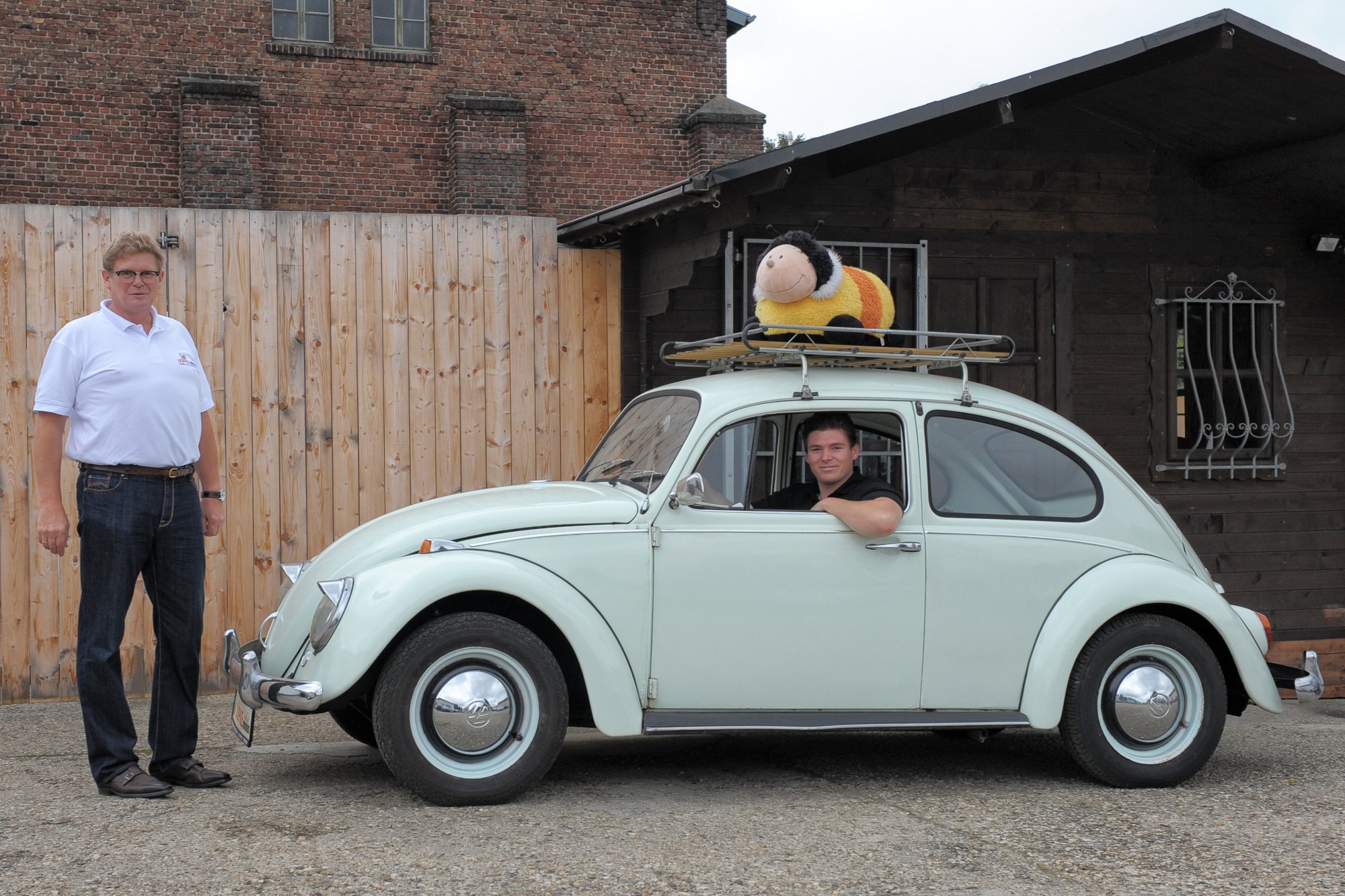 Frederik Döpke im VW Käfer mit Döpke-Biene — DÖPKE automobile Stolberg