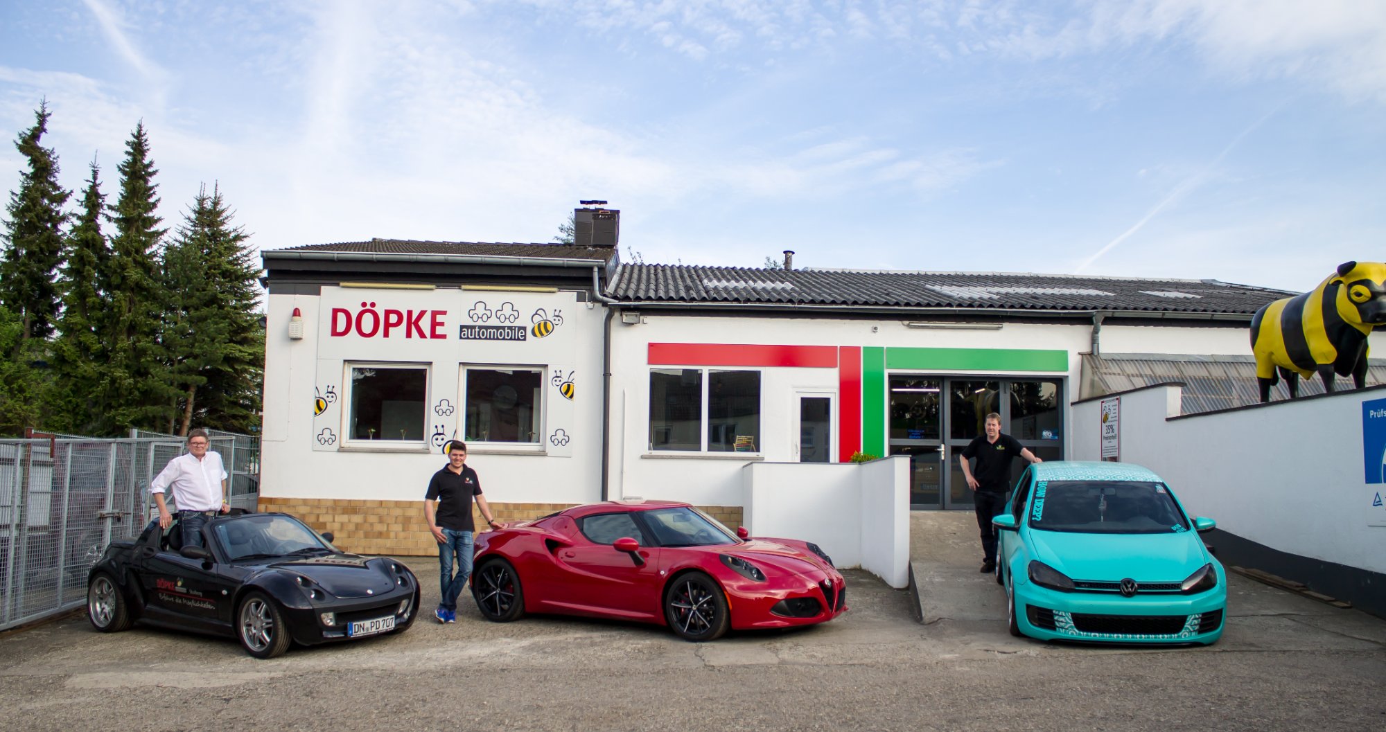 DÖPKE automobile Gebäude mit Fahrzeugen — Autohaus Stolberg bei Aachen